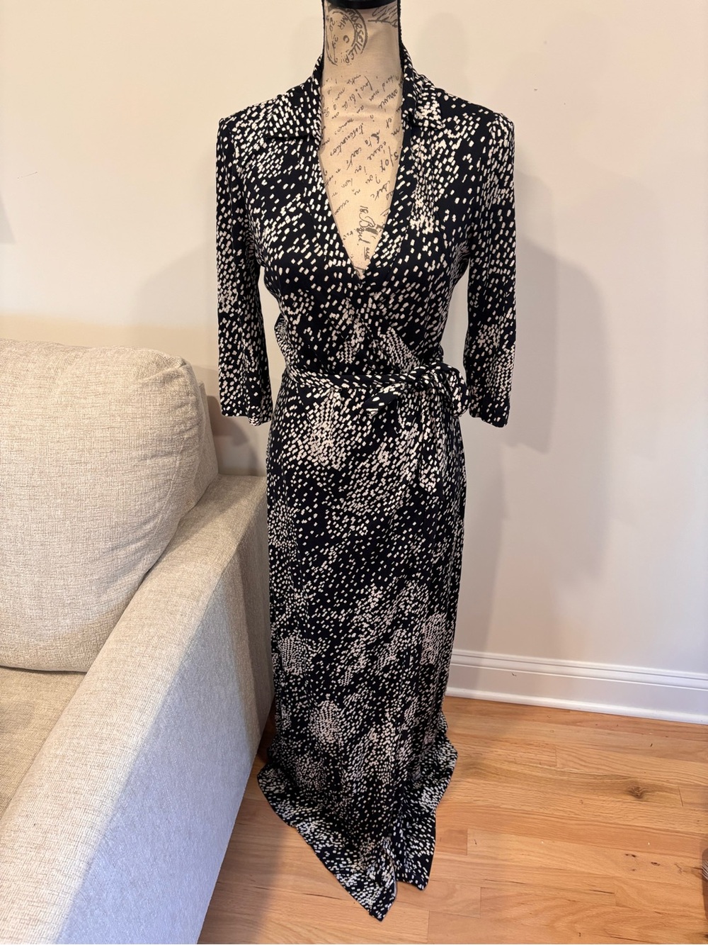 Diane von Furstenberg wrap dress with abstract black and white print size US 4